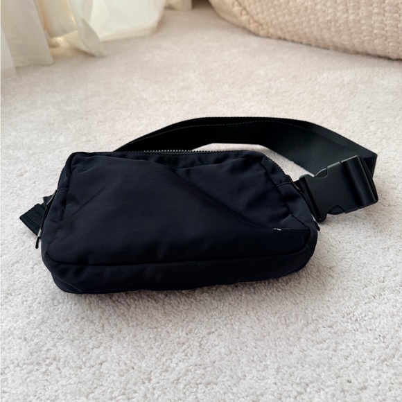 Fabletics “The Big Belt Bag” in black - Picture 10 of 11